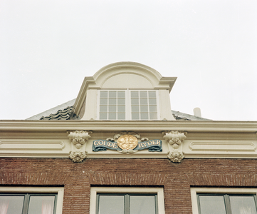 59477 Afbeelding van het bovenste deel van de voorgevel van het huis Jansveld 11 te Utrecht met in de kroonlijst ...